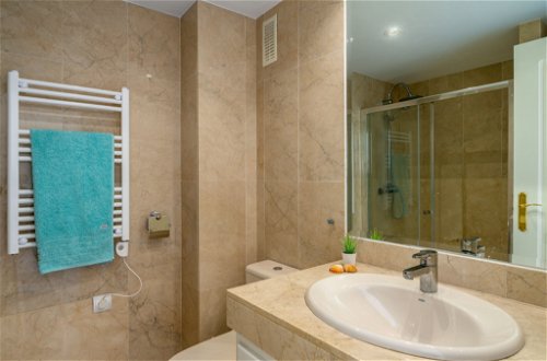 Foto 14 - Apartamento de 2 quartos em Marbella com piscina e vistas do mar