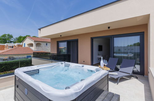 Foto 38 - Casa con 4 camere da letto a Kaštelir-Labinci con piscina privata e vista mare