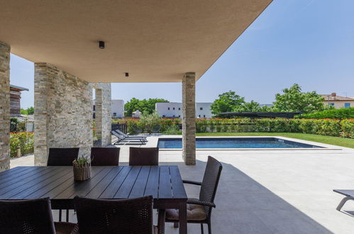 Foto 16 - Casa con 4 camere da letto a Kaštelir-Labinci con piscina privata e giardino