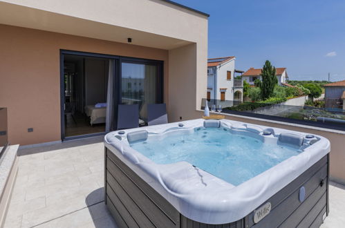 Photo 3 - Maison de 4 chambres à Kaštelir-Labinci avec piscine privée et jardin