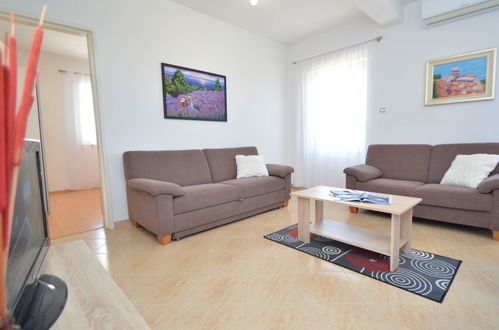 Photo 14 - 2 bedroom House in Bilice with private pool and sea view