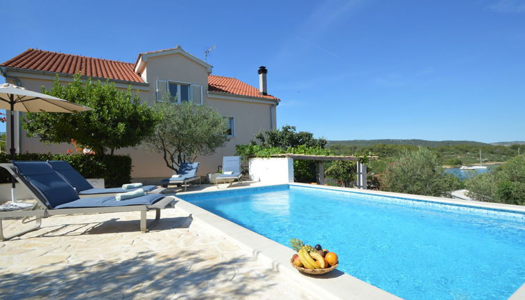 Foto 1 - Casa de 3 quartos em Bilice com piscina privada e vistas do mar