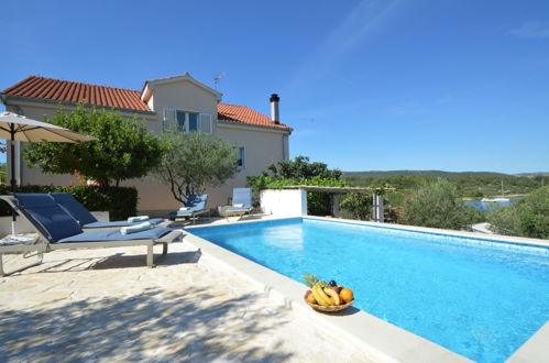 Photo 1 - Maison de 2 chambres à Bilice avec piscine privée et vues à la mer