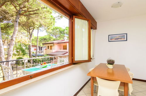 Foto 8 - Apartamento de 2 quartos em Lignano Sabbiadoro com jardim e terraço