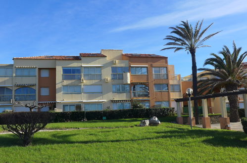 Photo 14 - 1 bedroom Apartment in Six-Fours-les-Plages with swimming pool and sea view
