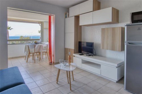 Foto 8 - Apartamento de 1 habitación en Six-Fours-les-Plages con piscina y vistas al mar