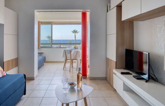 Foto 2 - Appartamento con 1 camera da letto a Six-Fours-les-Plages con piscina e vista mare