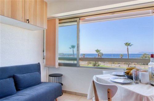 Foto 1 - Apartamento de 1 quarto em Six-Fours-les-Plages com piscina e vistas do mar