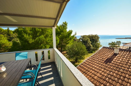 Foto 8 - Apartamento de 2 quartos em Pašman com jardim e vistas do mar