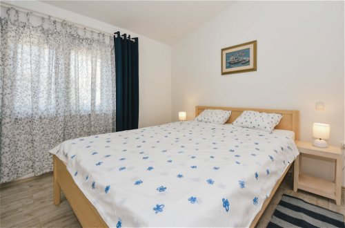 Foto 9 - Appartamento con 2 camere da letto a Pašman con giardino e vista mare