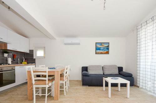 Photo 6 - 2 bedroom Apartment in Pašman with garden and sea view