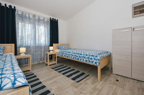 Foto 14 - Appartamento con 2 camere da letto a Pašman con giardino e vista mare