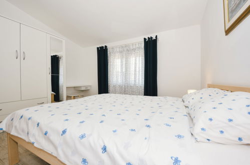 Foto 10 - Appartamento con 2 camere da letto a Pašman con giardino e vista mare