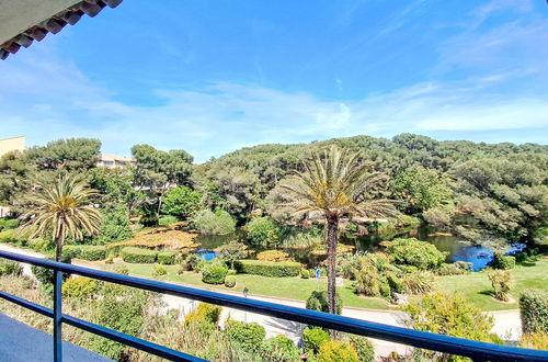 Photo 2 - 2 bedroom Apartment in Six-Fours-les-Plages with swimming pool and garden