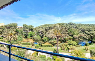 Photo 2 - 2 bedroom Apartment in Six-Fours-les-Plages with swimming pool and garden