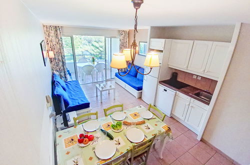 Photo 4 - 2 bedroom Apartment in Six-Fours-les-Plages with swimming pool and garden