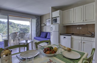 Photo 3 - 2 bedroom Apartment in Six-Fours-les-Plages with swimming pool and sea view