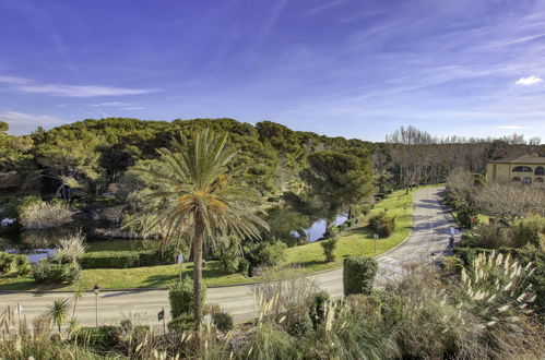 Photo 21 - 2 bedroom Apartment in Six-Fours-les-Plages with swimming pool and sea view