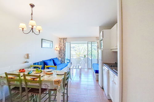 Photo 23 - 2 bedroom Apartment in Six-Fours-les-Plages with swimming pool and garden
