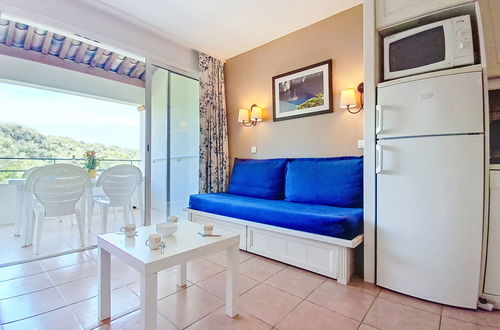 Photo 5 - 2 bedroom Apartment in Six-Fours-les-Plages with swimming pool and garden