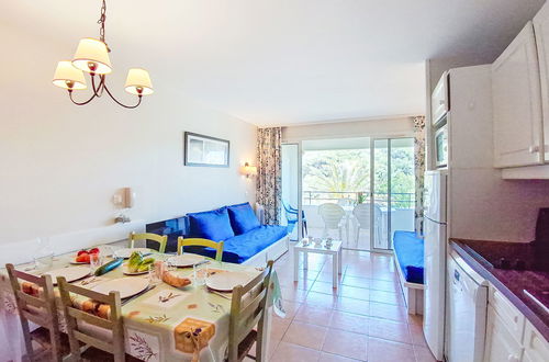 Photo 22 - 2 bedroom Apartment in Six-Fours-les-Plages with swimming pool and garden