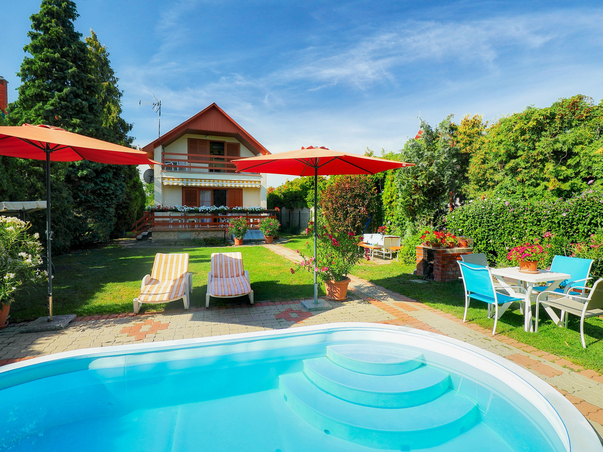 Foto 1 - Casa con 4 camere da letto a Balatonalmádi con piscina privata e vista sulle montagne