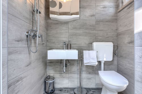 Foto 31 - Casa con 5 camere da letto a Višnjan con piscina privata e giardino