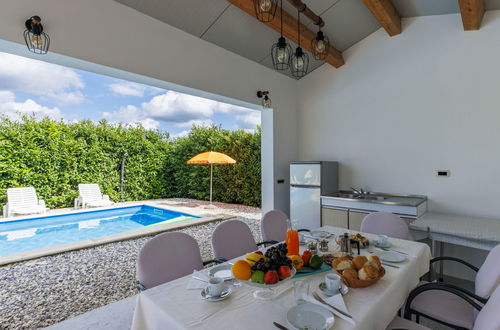 Foto 4 - Casa con 5 camere da letto a Višnjan con piscina privata e giardino