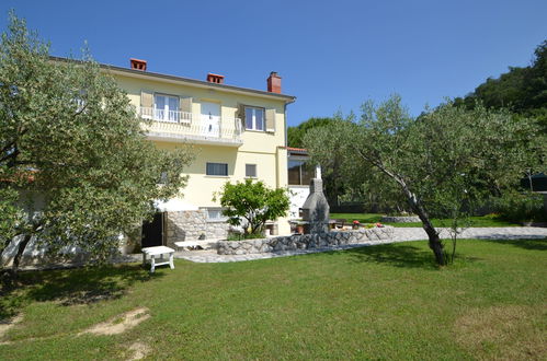 Photo 18 - 3 bedroom Apartment in Omišalj with garden and terrace