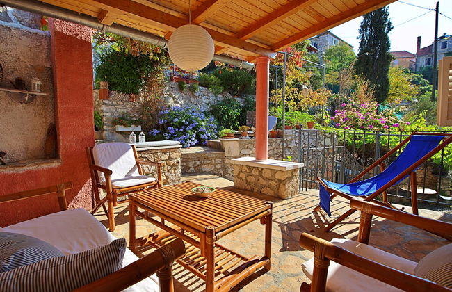 Casa de 4 quartos em Milna com jardim e terraço - Foto 1