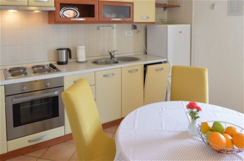 Foto 14 - Appartamento con 2 camere da letto a Okrug con vista mare