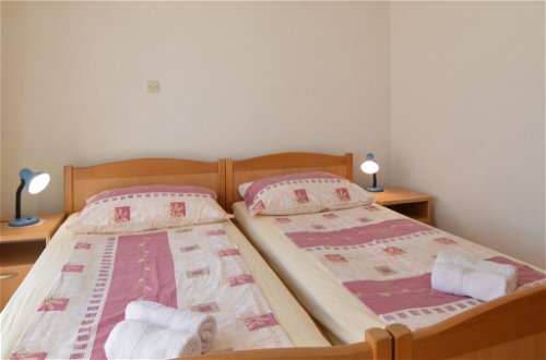 Foto 16 - Appartamento con 2 camere da letto a Okrug con vista mare