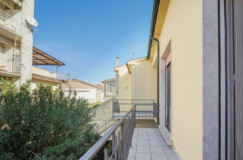 Foto 10 - Apartamento de 2 habitaciones en Viareggio con terraza y vistas al mar