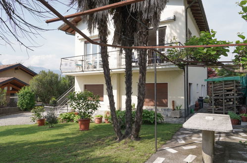 Foto 2 - Apartamento de 1 habitación en Porto Valtravaglia con jardín y vistas a la montaña