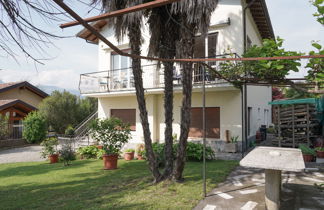 Foto 2 - Apartamento de 1 quarto em Porto Valtravaglia com jardim e vista para a montanha