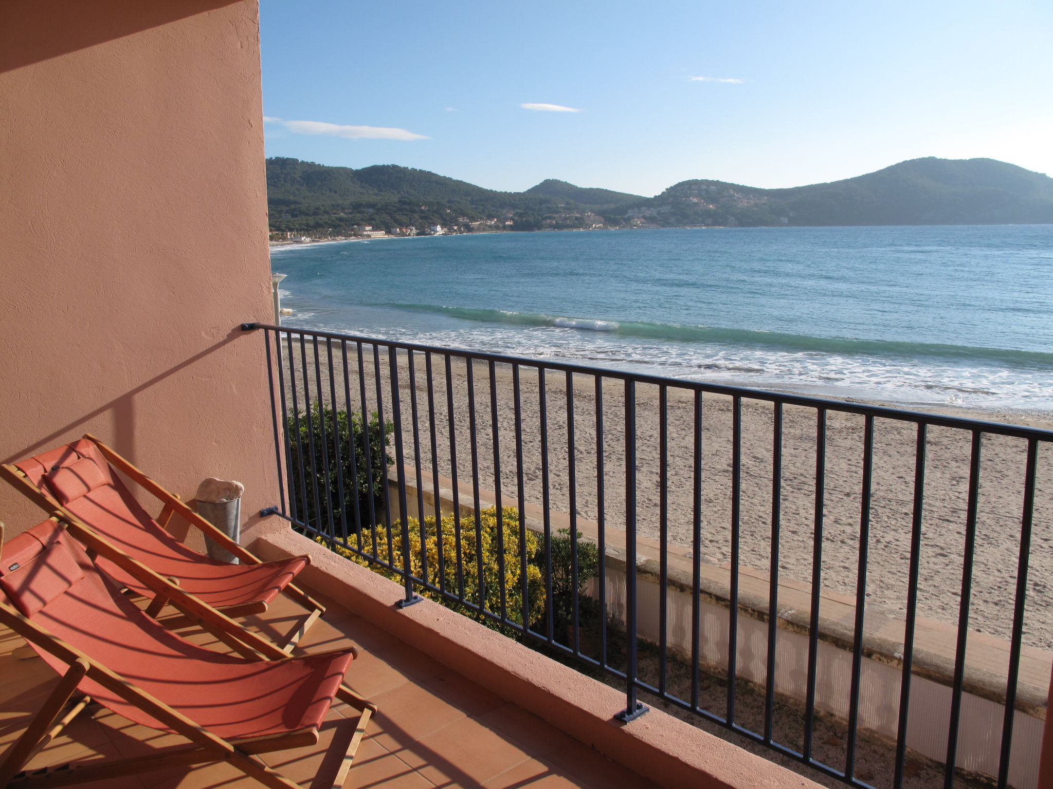 Photo 5 - Appartement de 3 chambres à Saint-Cyr-sur-Mer avec vues à la mer