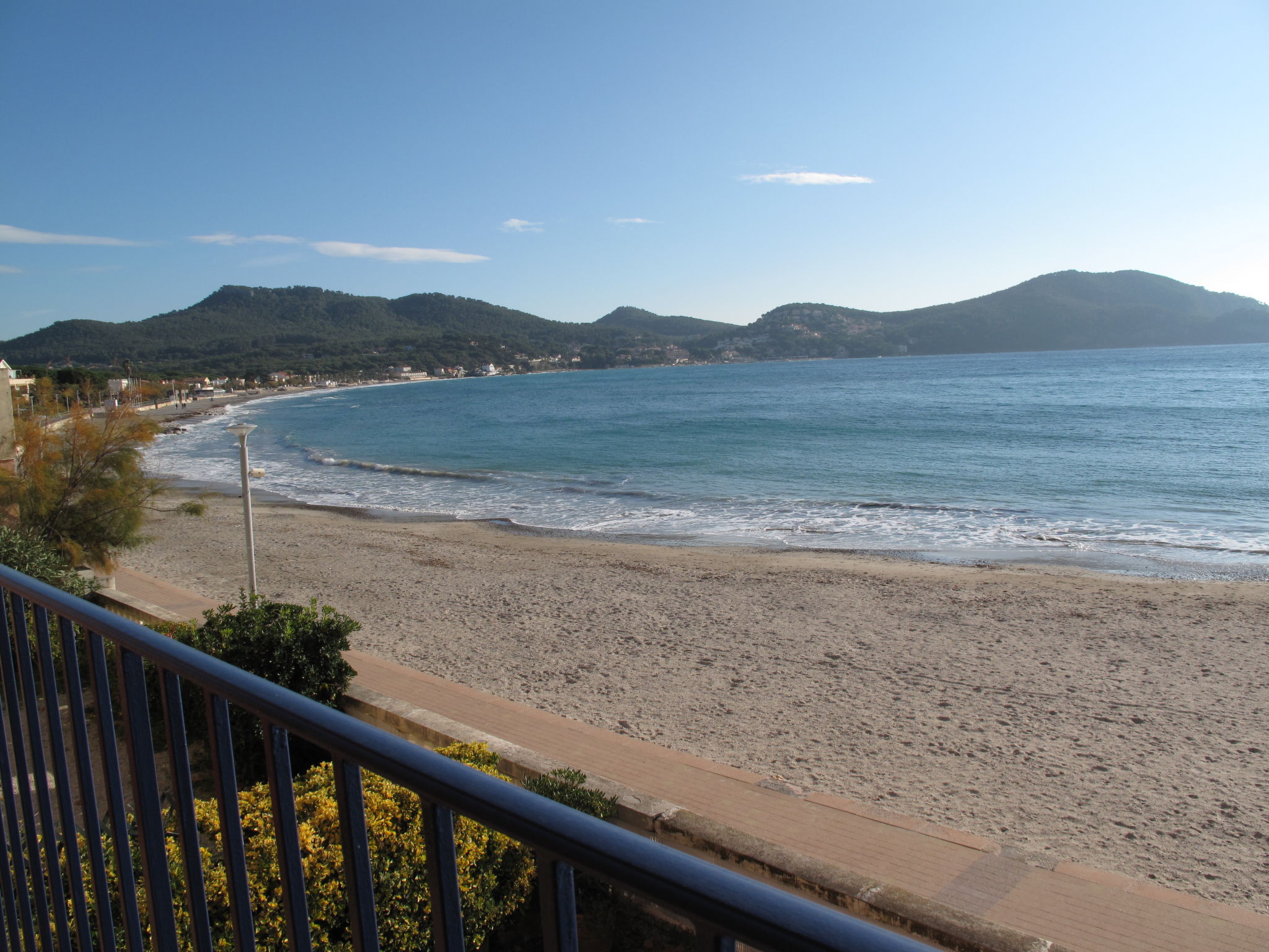 Photo 18 - Appartement de 3 chambres à Saint-Cyr-sur-Mer avec vues à la mer