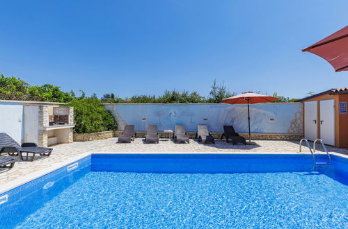 Photo 37 - Maison de 6 chambres à Pula avec piscine privée et jardin