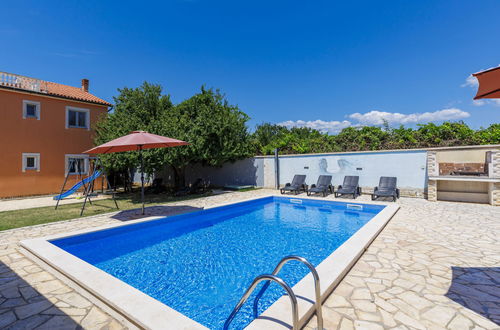 Photo 2 - Maison de 6 chambres à Pula avec piscine privée et jardin