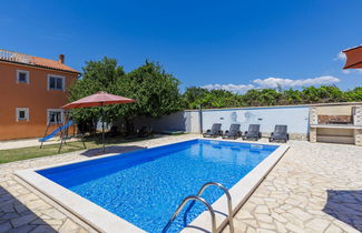 Photo 2 - Maison de 6 chambres à Pula avec piscine privée et jardin