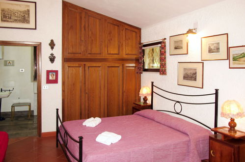Foto 9 - Haus mit 1 Schlafzimmer in Siena mit schwimmbad und garten
