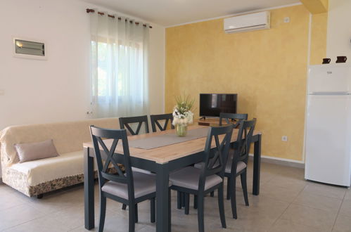 Photo 6 - 2 bedroom House in Sveta Nedelja with private pool and sea view