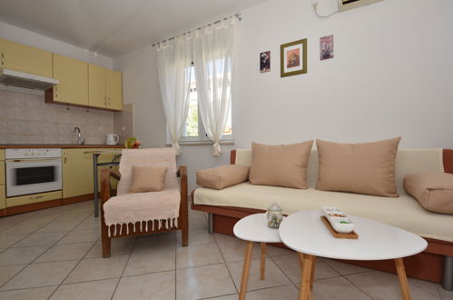 Foto 17 - Apartamento de 2 quartos em Zadar com jardim e terraço