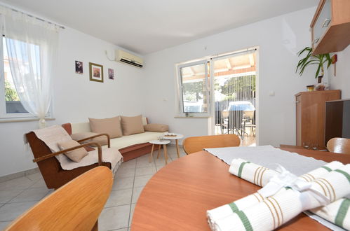 Foto 4 - Apartamento de 2 habitaciones en Zadar con terraza y vistas al mar