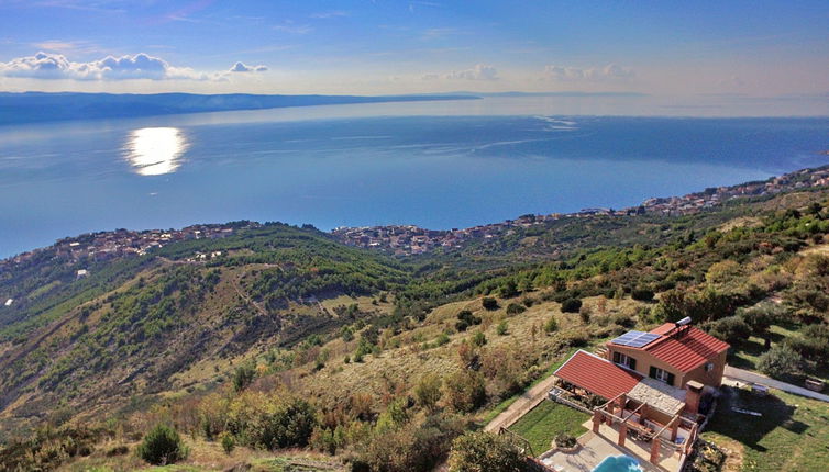 Foto 1 - Casa con 3 camere da letto a Dugi Rat con piscina privata e vista mare