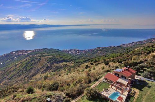 Foto 1 - Casa con 3 camere da letto a Dugi Rat con piscina privata e vista mare