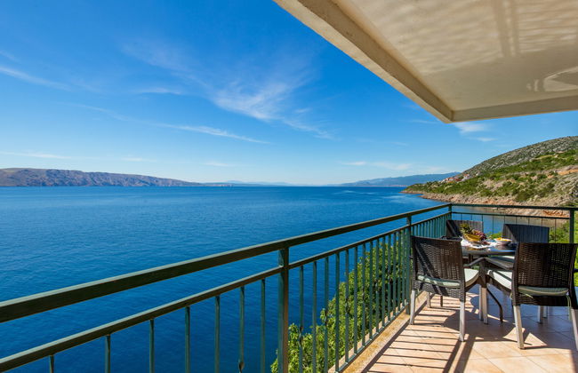 Apartamento de 2 quartos em Senj com piscina e jardim - Foto 1