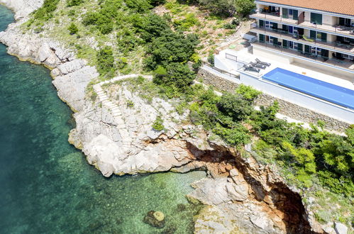 Foto 5 - Appartamento con 2 camere da letto a Senj con piscina e vista mare