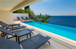 Foto 1 - Apartamento em Senj com piscina e vistas do mar