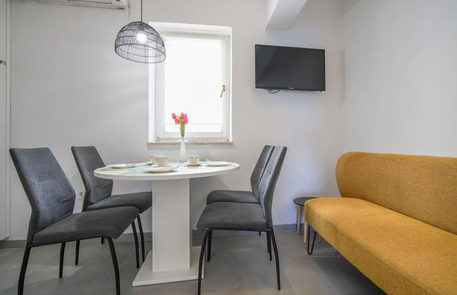 2 bedroom Apartment in Senj with swimming pool and garden - Photo 9